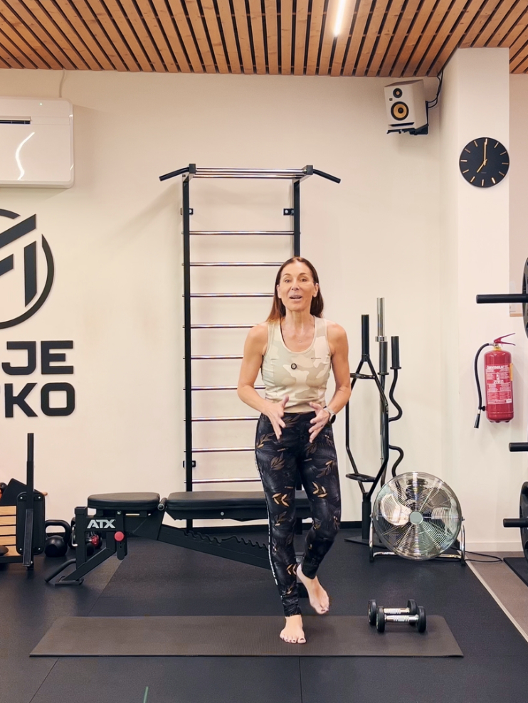 Cvičení s Martinou - vypracovaná ramena opticky zužují pas. Připravte se, budete zpevňovat ramena a ruce. Jakmile je cvik snadný, přidejte si 0,5 kg, anebo další dvě opakování. Tělo po 40tce potřebuje jasný impulz k růstu!