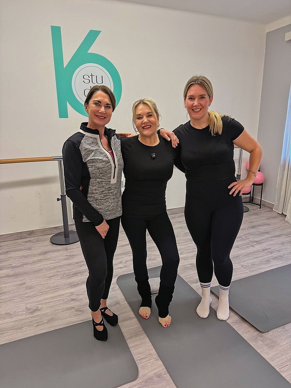 Pilates s Kateřinou Vaňkovou z pohybového studia K6 - na Žižkově to žije, máma s dcerou Terezou, a naše Kateřina jde s nimi rozhýbat ztuhlou bederní páteř. Chystáme pravidelná cvičení, a dojde i na fasciální válce. Pořiďte si je.