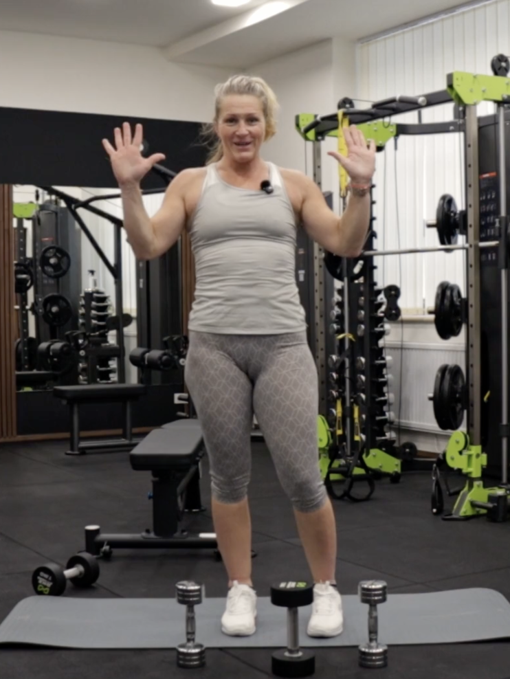 Pondělní cvičení se Sylvií -  na lavičce a s činkami. Těžké váhy tvoří svaly.