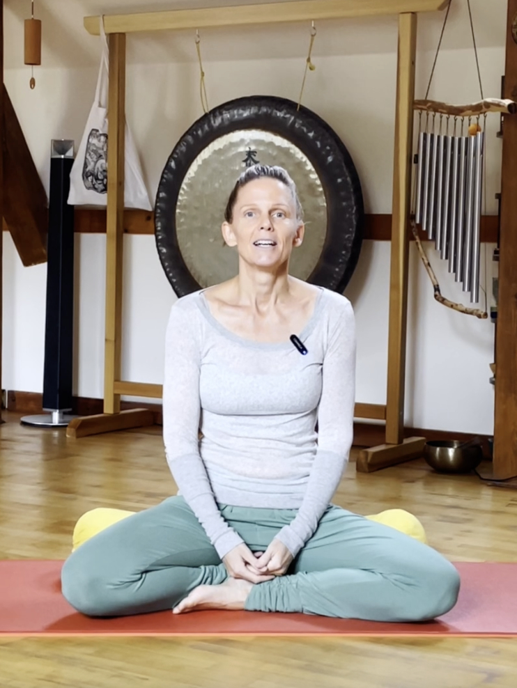 Vnímej své tělo -   Zuzka nás naučí, jak se uvolnit v místech, která nás na těle bolí. A jak zapojit správně dech