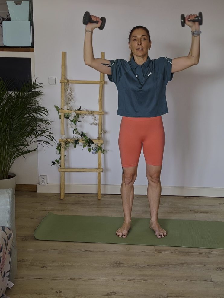 Cvičení s Martinou - nezapomínejme na boky, kde se nám ukládá každé kilčo navíc. Tuhle část těla schováme do pásku u kalhot, ale v těsném tričku bůčky nezakryjeme. Jdeme na to!